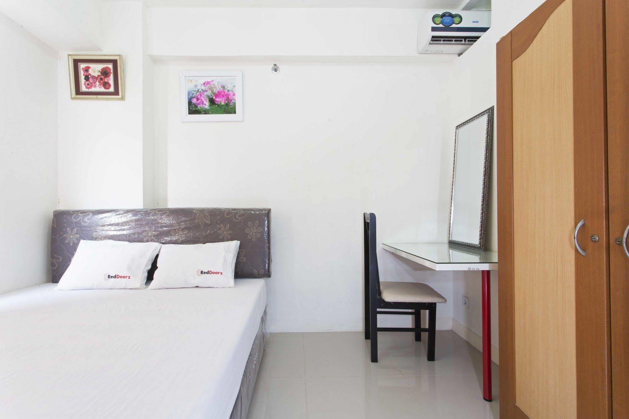 Reddoorz Apartment @ Green Pramuka Jakarta Exterior foto
