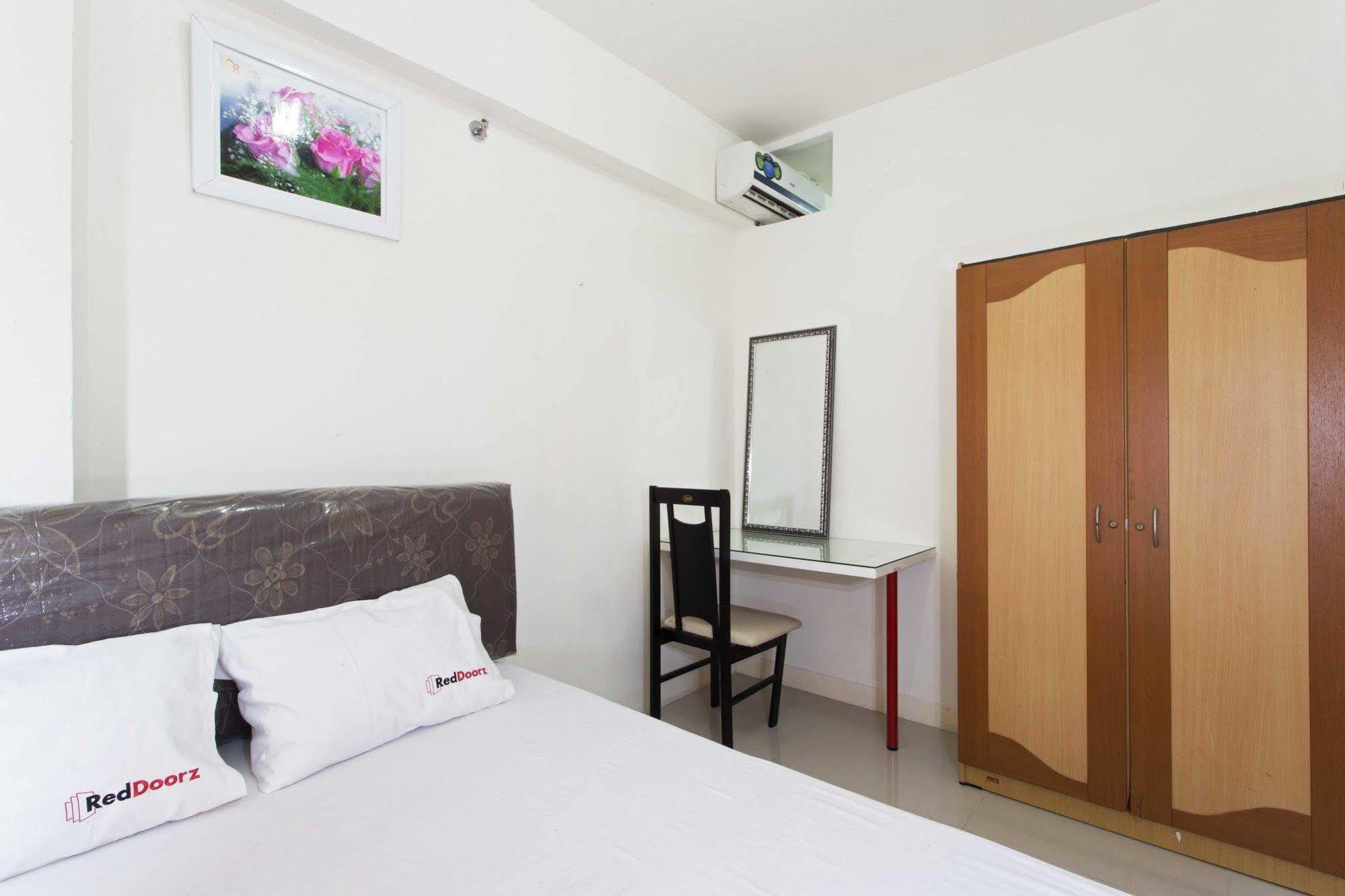 Reddoorz Apartment @ Green Pramuka Jakarta Exterior foto