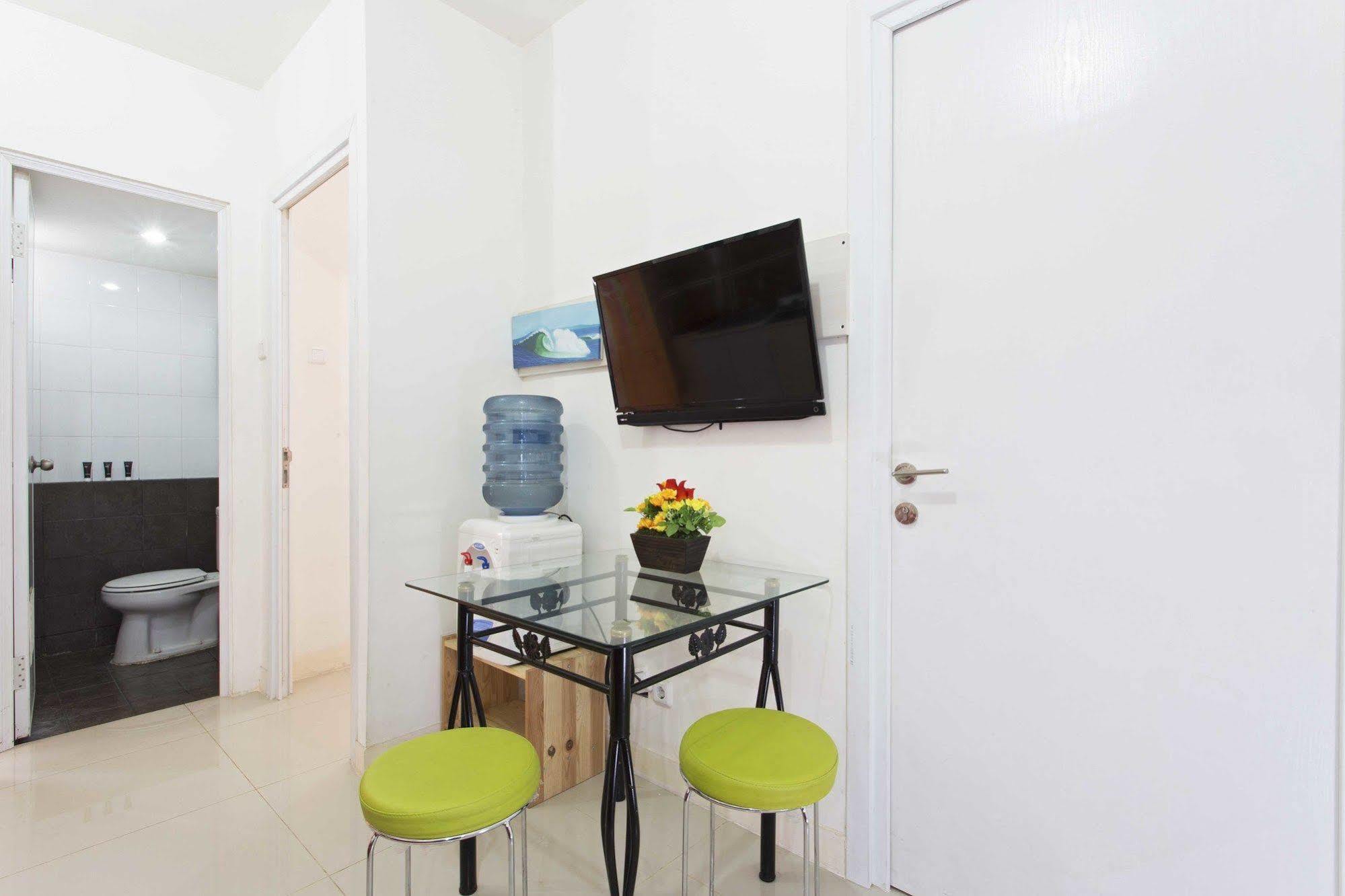 Reddoorz Apartment @ Green Pramuka Jakarta Exterior foto