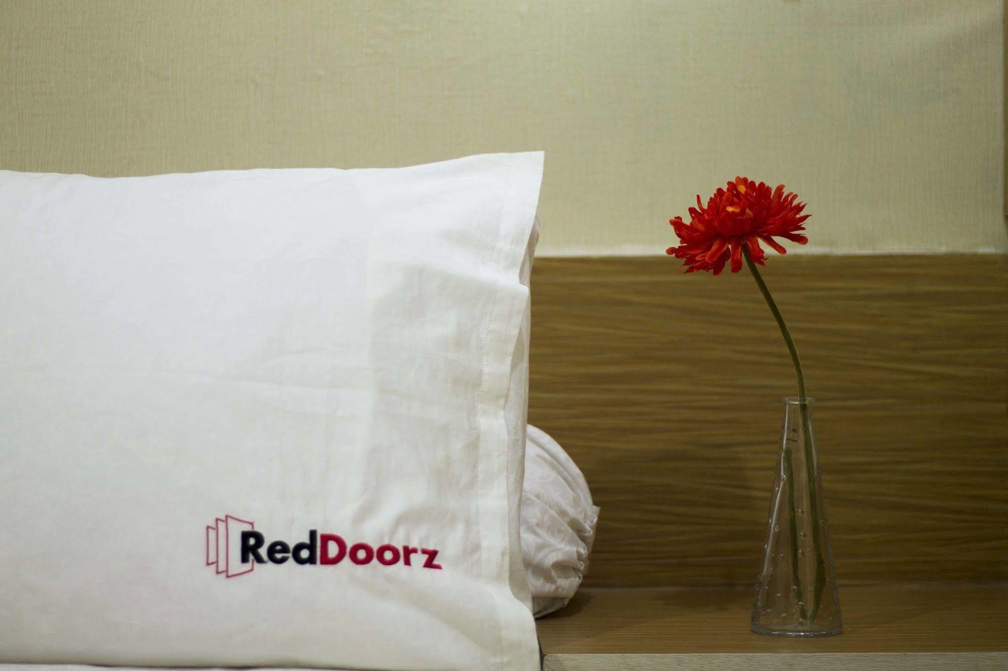 Reddoorz Apartment @ Green Pramuka Jakarta Exterior foto
